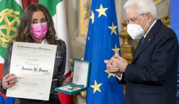 L'istruzione e la cura: l'insegnante Daniela Di Fiore premiata dal Presidente Mattarella