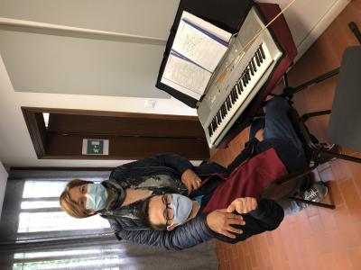 CANTARE SUONANDO - Nicola augura buon compleanno a  mamma Daniela con un famoso adagio
